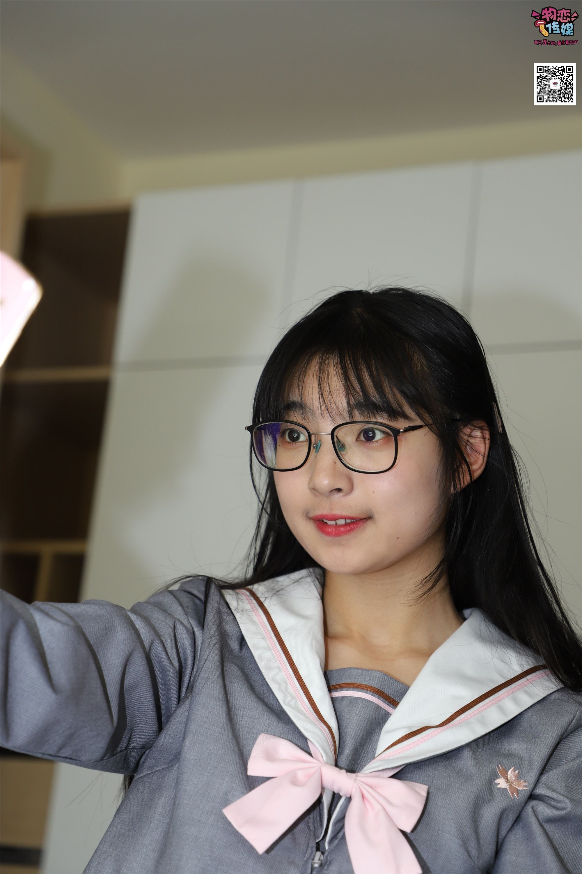 物恋传媒 No.005 JK制服高中小姐姐，棉袜加丝袜